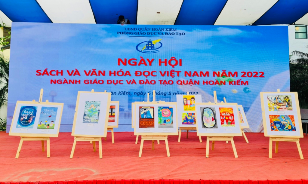Sân khấu Ngày Hội Sách và văn hóa đọc Việt Nam năm 2022 ngành giáo dục và đào tạo quận Hoàn Kiếm