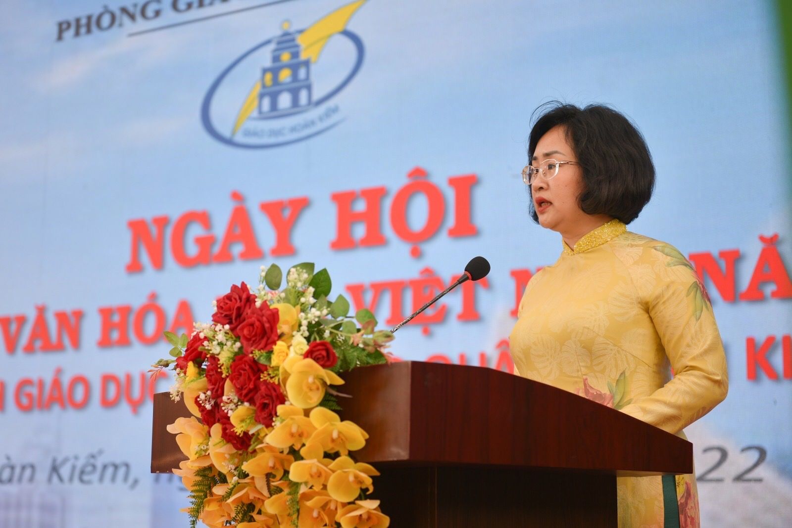 Đồng chí Nguyễn Diệu Ánh - Phó Trưởng phòng giáo dục và đào tạo quận Hoàn Kiếm báo cáo tổng kết Ngày Hội Sách năm 2022