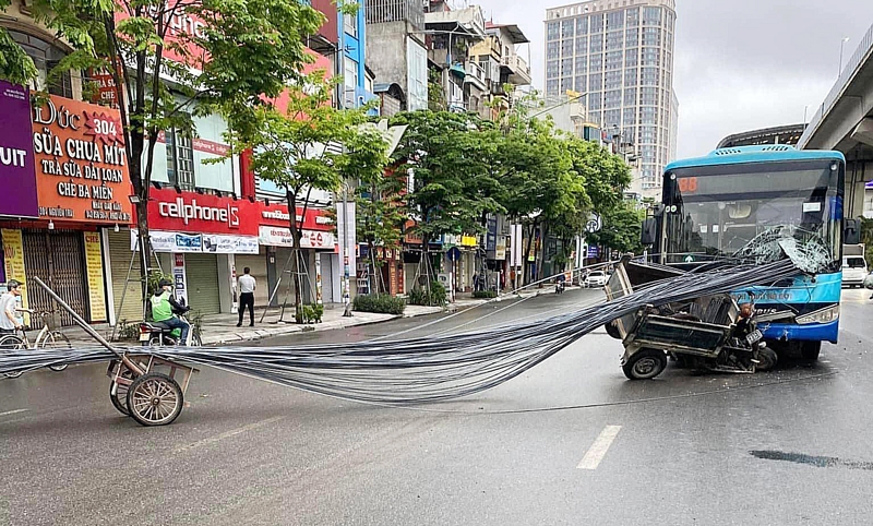 Hà Nội: Xe tự chế chở bó thép dài đâm thủng kính xe bus