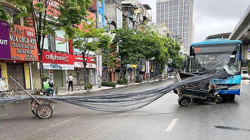 Hà Nội: Xe tự chế chở bó thép dài đâm thủng kính xe bus