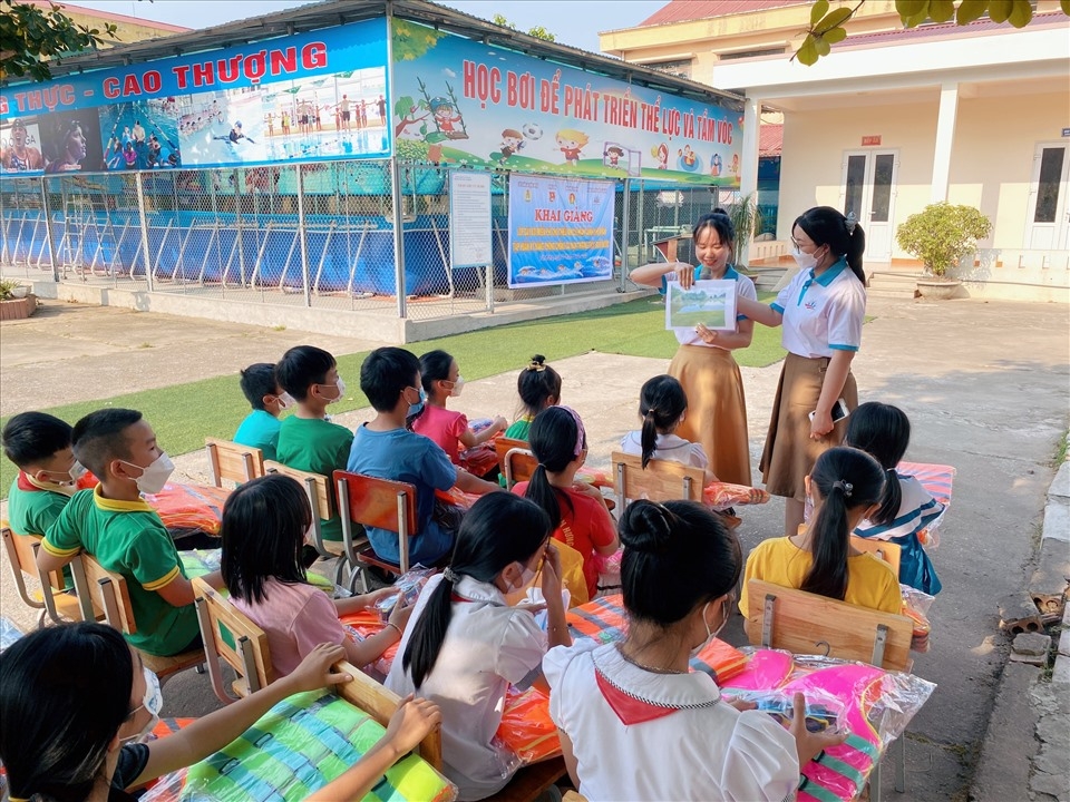 Bắc Giang: Tổ chức dạy bơi miễn phí cho con công nhân lao động