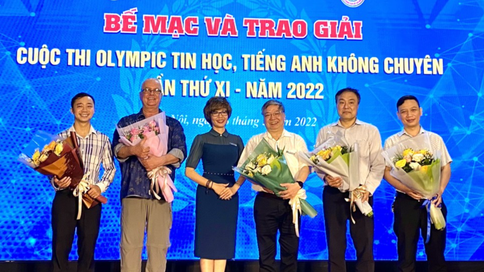 TS Nguyễn Minh Phương tặng hoa Ban giám khảo cuộc thi