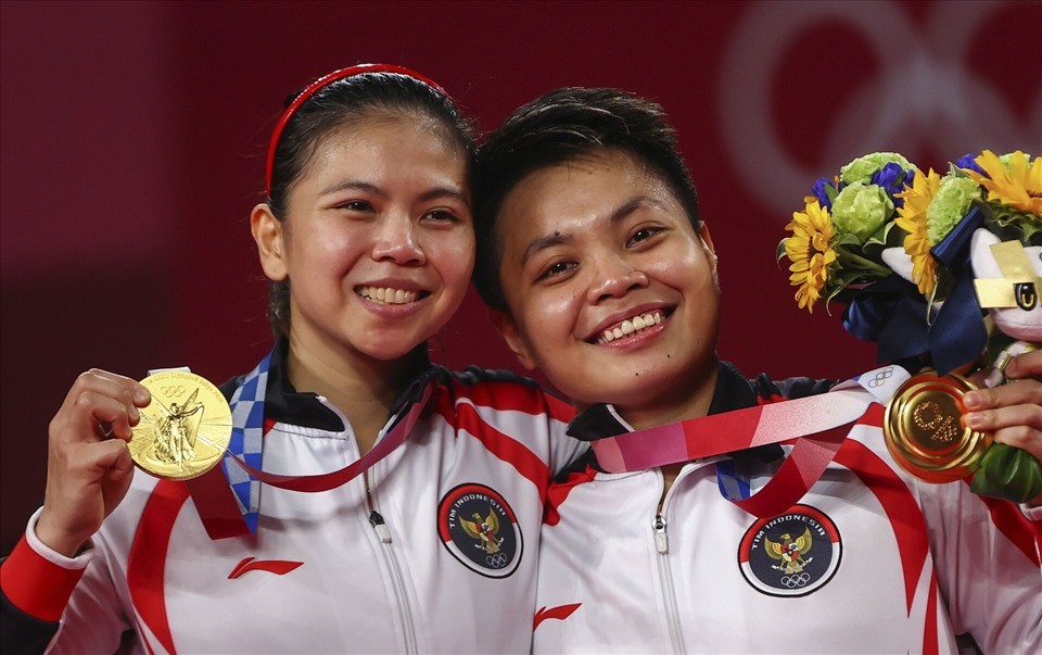 Greysia Polii và Apriyani Rahayu giành huy chương vàng lịch sử tại Olympic 2020 (Ảnh: Reuters)