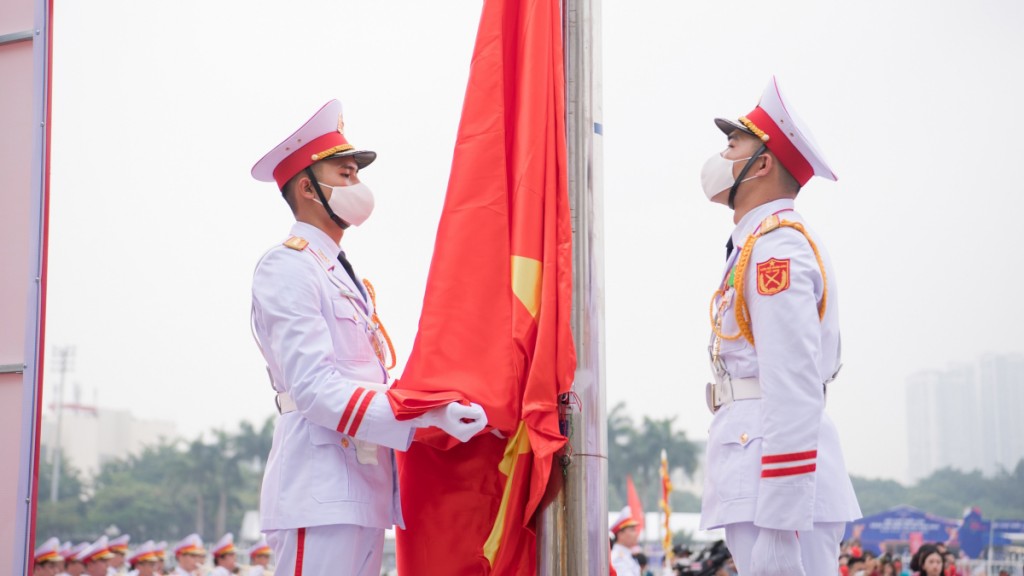 Đội nghi lễ sẵn sàng cho nghi lễ thượng cờ Việt Nam
