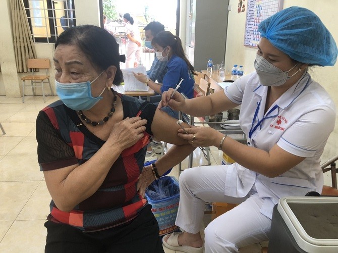 Người dân huyện Quốc Oai được tiêm vắc xin phòng COVID-19.