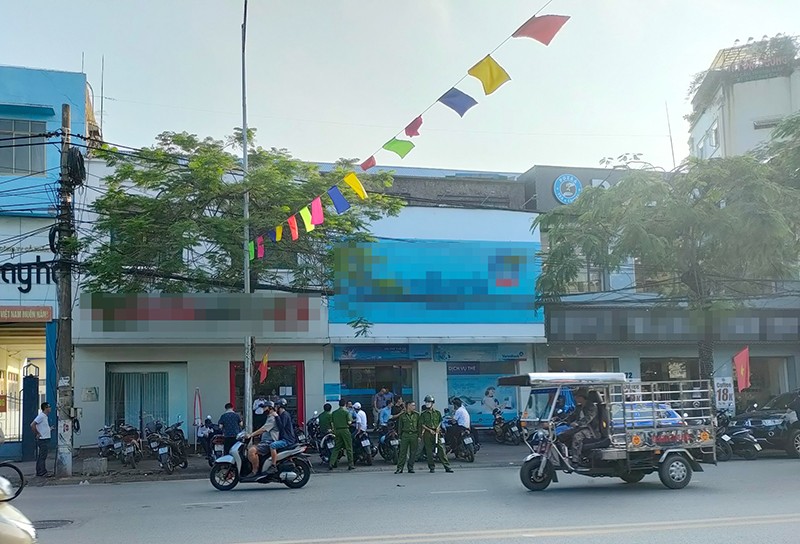 Công an TP Hải Phòng đang phong toả hiện trường, điều tra truy bắt nghi phạm gây ra vụ cướp