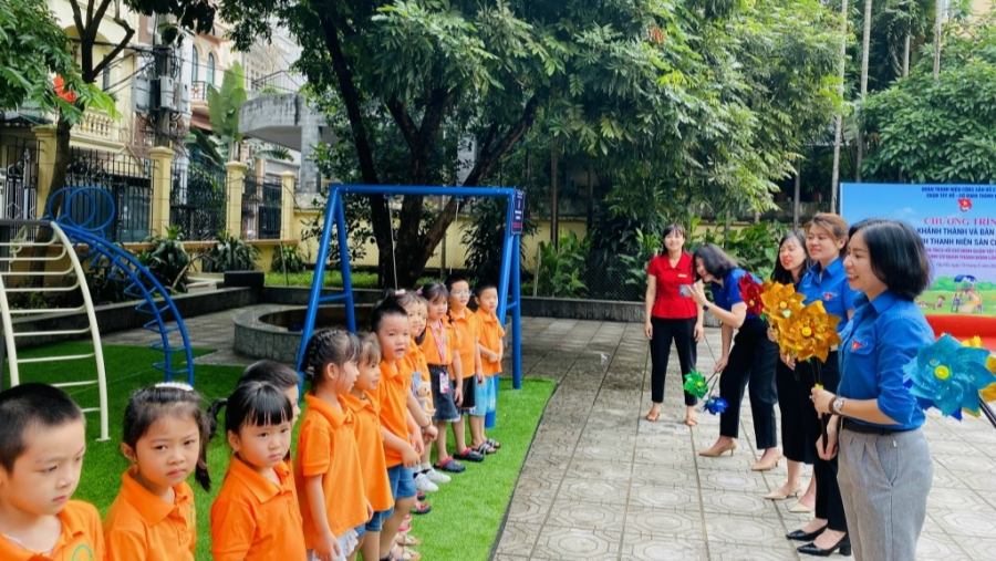 “Sân chơi thiếu nhi” tặng các em nhỏ phường Quảng An