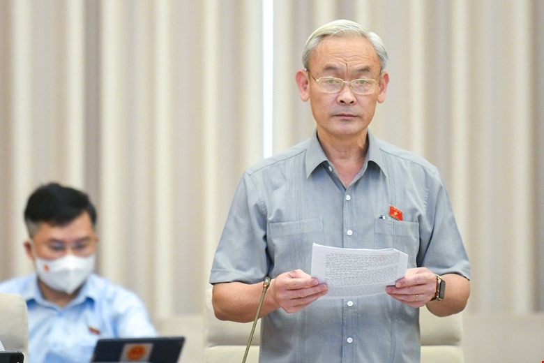 Chủ nhiệm Ủy ban Tài chính - Ngân sách của Quốc hội Nguyễn Phú Cường trình bày báo cáo thẩm tra.