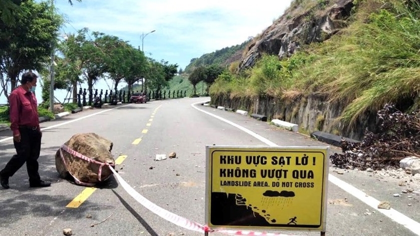Đà Nẵng: Đá tảng rơi xuống đường, chính quyền khẩn trương lập biển cảnh báo