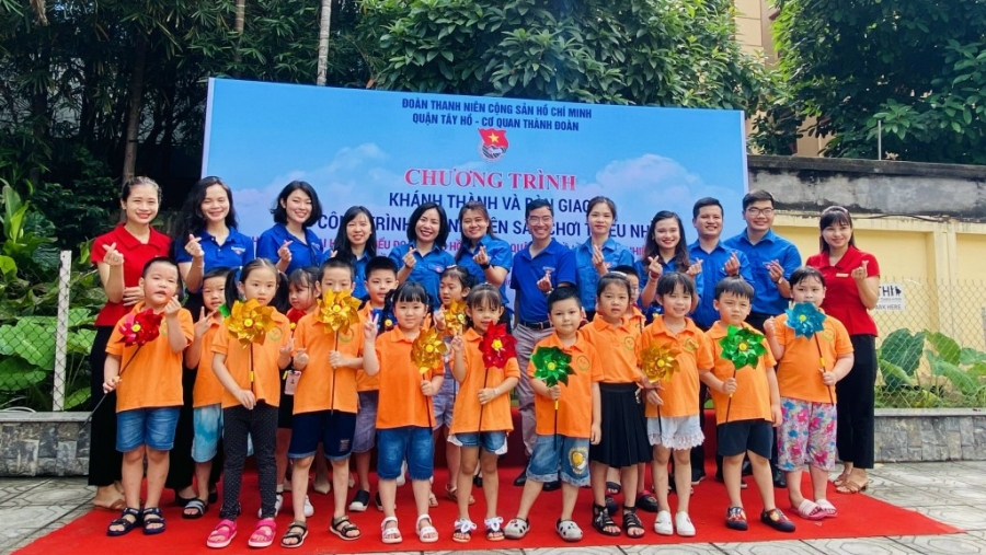 “Sân chơi thiếu nhi” tặng các em nhỏ phường Quảng An
