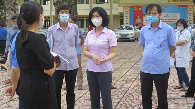 Phó Chủ tịch HĐND TP Hà Nội Phùng Thị Hồng Hà cùng đoàn công tác kiểm tra thực tế công tác tổ chức thi tại trường THPT Trần Đăng Ninh