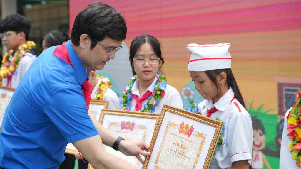 Bí thư Thường trực Trung ương Đoàn Bùi Quang Huy trao bằng khen đến đội viên, cán bộ Đội nhận giải thưởng Kim Đồng