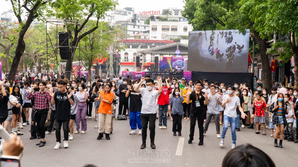 Bên cạnh các hoạt động văn hóa, những điệu nhảy theo các thần tượng K-pop cũng là điểm nhấn trong chuỗi chương trình này