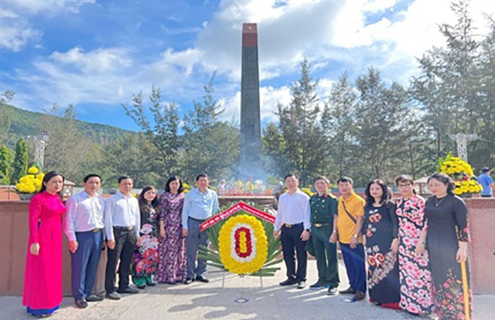 Đoàn đại biểu thành phố Hà Nội viếng Nghĩa trang Hàng Dương nhân kỷ niệm 75 năm Ngày Thương binh - Liệt sĩ