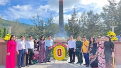 Đoàn đại biểu thành phố Hà Nội viếng Nghĩa trang Hàng Dương nhân kỷ niệm 75 năm Ngày Thương binh - Liệt sĩ