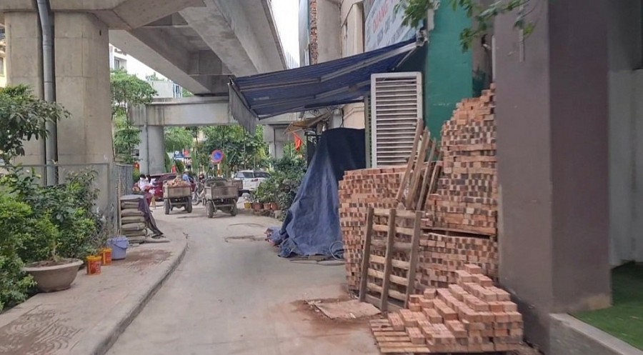 Đống gạch chình chình đầu ngõ Đống gạch chình chình đầu ngõ