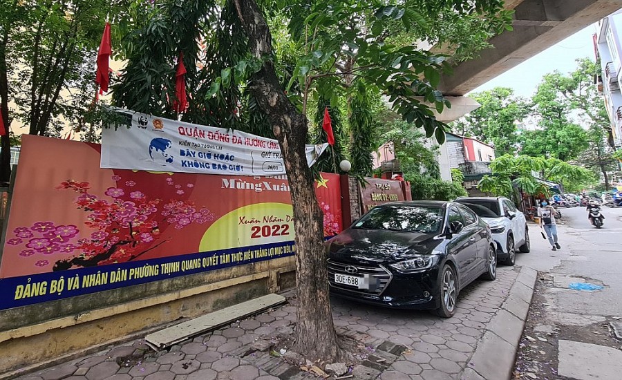 Biển hiệu của trụ sở thường xuyên bị hai chiếc ô tô che khuất. Theo phản ánh, đây là ô tô của cán bộ làm tại trụ sở. Biển hiệu của trụ sở thường xuyên bị hai chiếc ô tô che khuất. Theo phản ánh, đây là ô tô của cán bộ làm tại trụ sở.