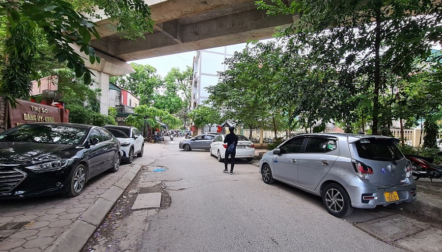 Tình trạng đỗ xe lòng đường, vỉa hè diễn ra ngay trước cổng trụ sở Đảng uỷ - HĐND phường Thịnh Quang Tình trạng đỗ xe lòng đường, vỉa hè diễn ra ngay trước cổng trụ sở Đảng uỷ - HĐND phường Thịnh Quang