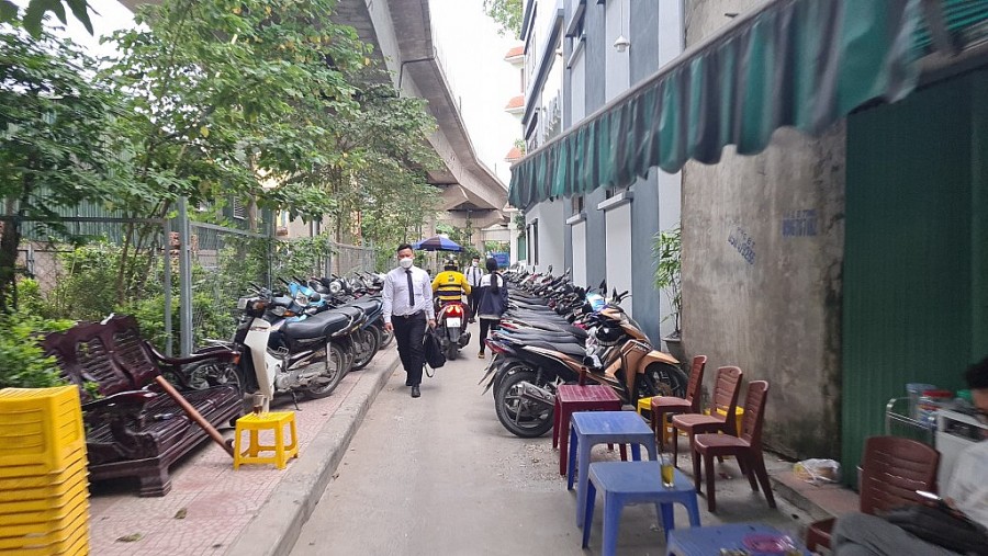 Người đi bộ, phương tiện lưu thông qua đây khá vất vả bởi vướng Hà Nội: Xe cộ, hàng quán “bức tử” ngõ nhỏ phường Thịnh Quang