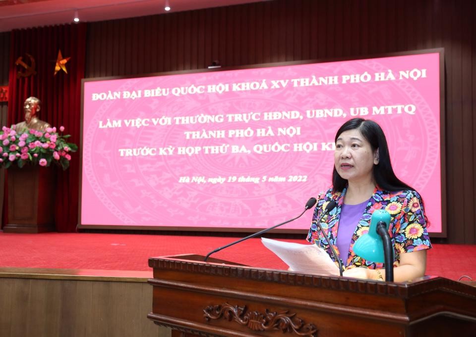 Chủ tịch Ủy ban MTTQ Việt Nam TP Hà Nội Nguyễn Lan Hương trình bày báo cáo tổng hợp ý kiến cử tri