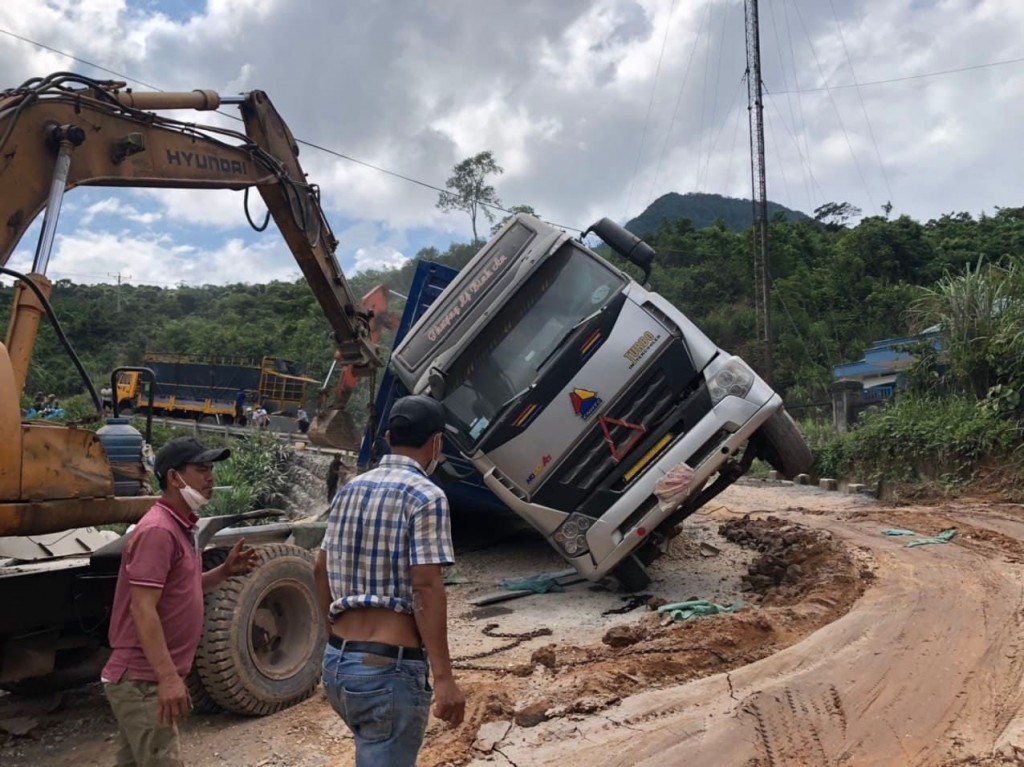 Quảng Trị: Lật xe tải chở sắn, đường vào cửa khẩu La Lay “kẹt cứng”