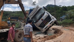 Quảng Trị: Lật xe tải chở sắn, đường vào cửa khẩu La Lay “kẹt cứng”