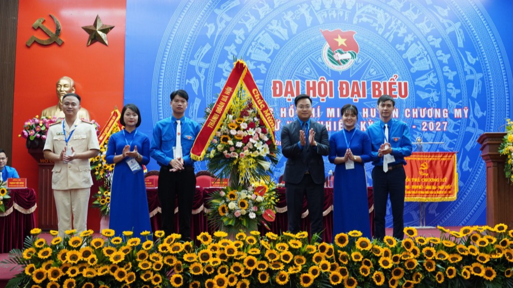 Đồng chí Trần Quang Hưng, Phó Bí thư Thành đoàn Hà Nội tặng hoa chúc mừng Đại hội