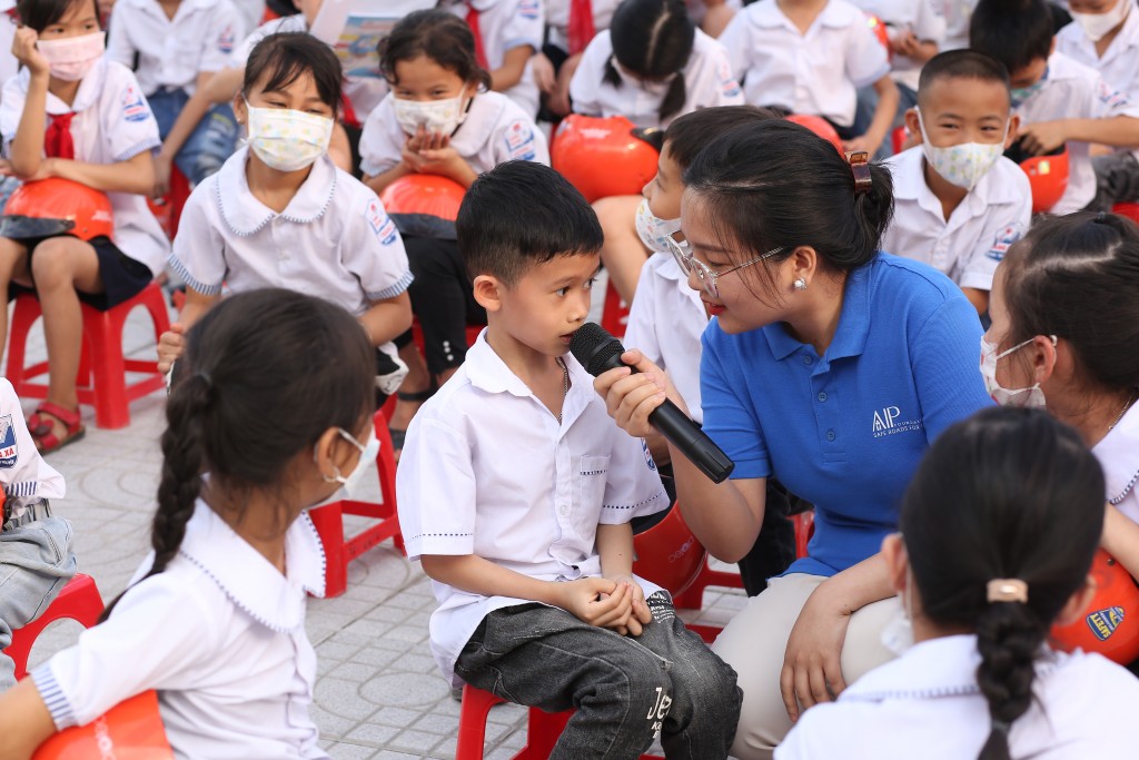 Đội mũ bảo hiểm đúng cách, hành trang an toàn cho em