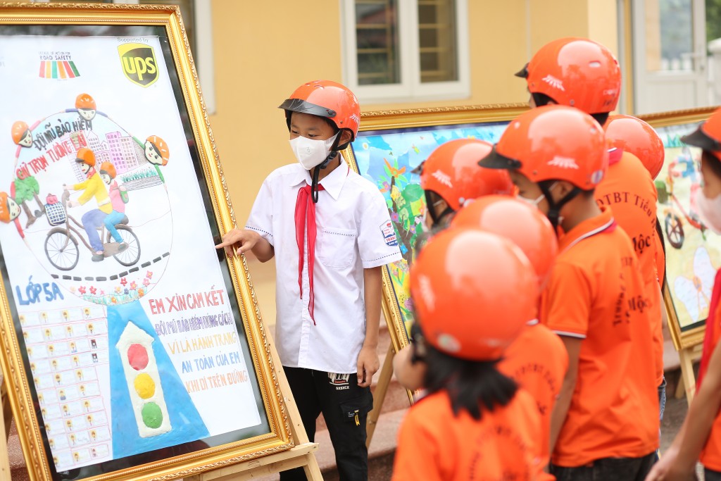 Đội mũ bảo hiểm đúng cách, hành trang an toàn cho em