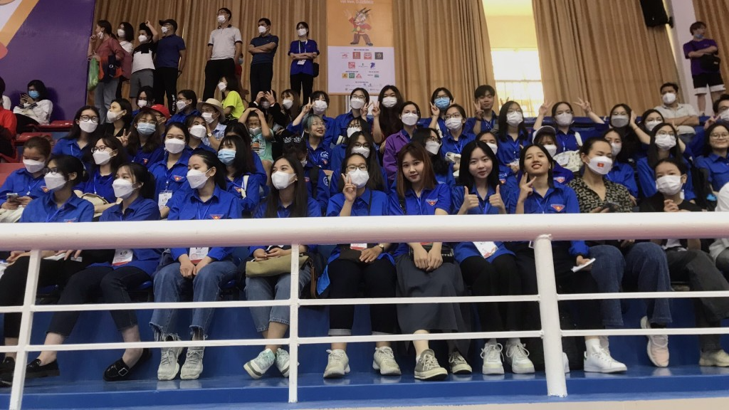 Tình nguyện viên tại nhà thi đấu quận Bắc Từ Liêm