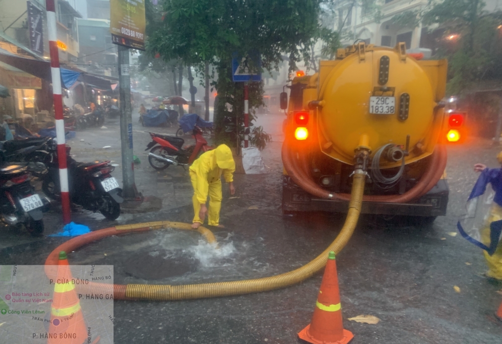Hà Nội: Căng mình điều tiết chống ngập sau cơn mưa lớn bất ngờ