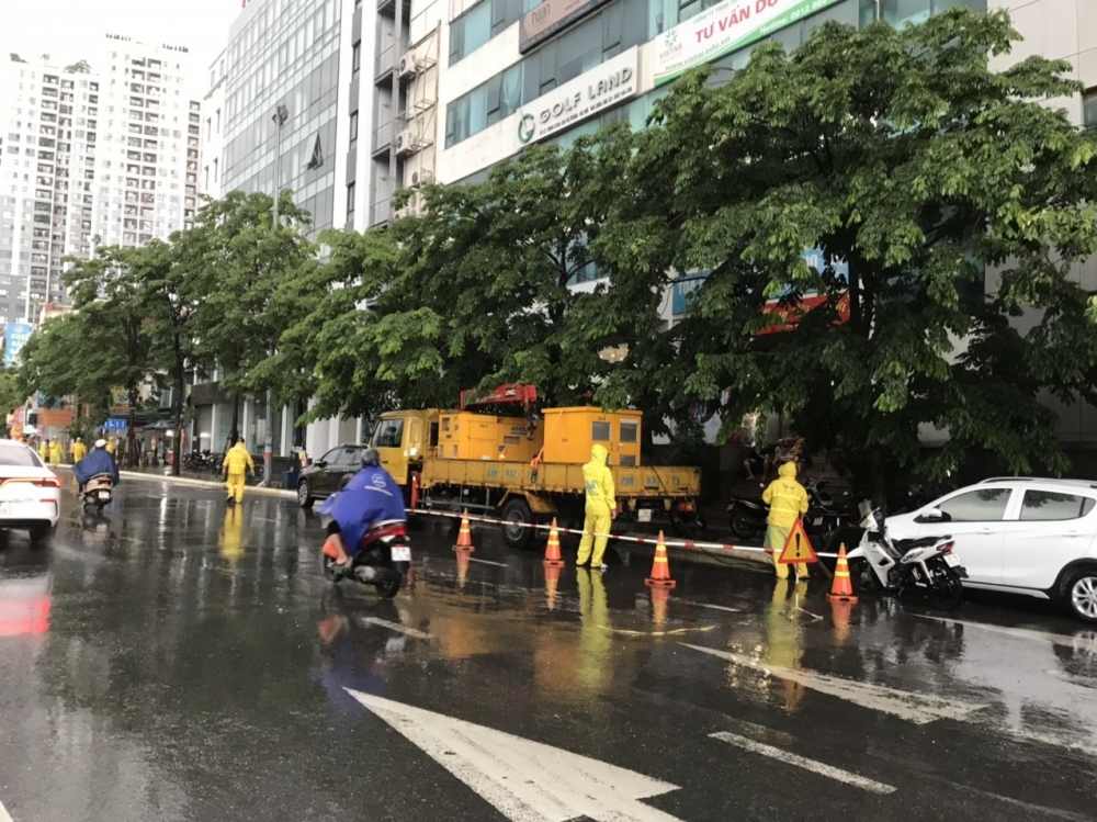 Hà Nội: Căng mình điều tiết chống ngập sau cơn mưa lớn bất ngờ