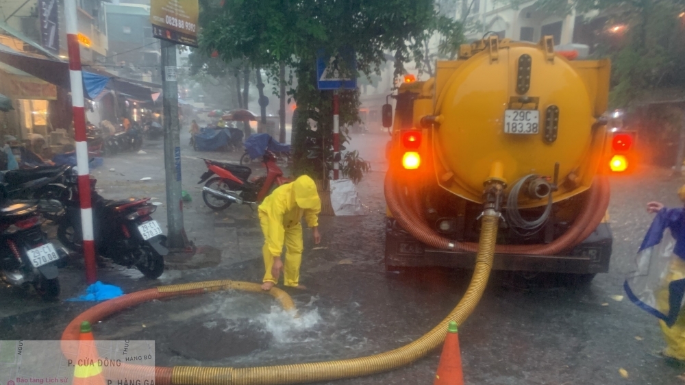 Hà Nội: Căng mình điều tiết chống ngập sau cơn mưa lớn bất ngờ