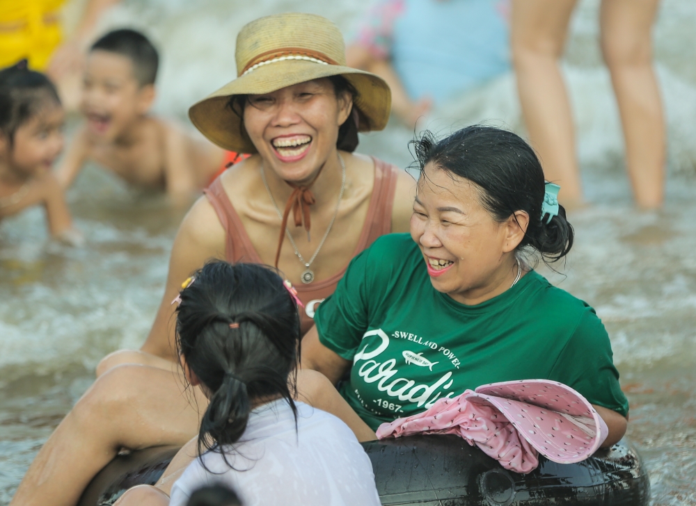 Thanh Hoá: Biển người đổ về Sầm Sơn giải nhiệt ngày nắng nóng