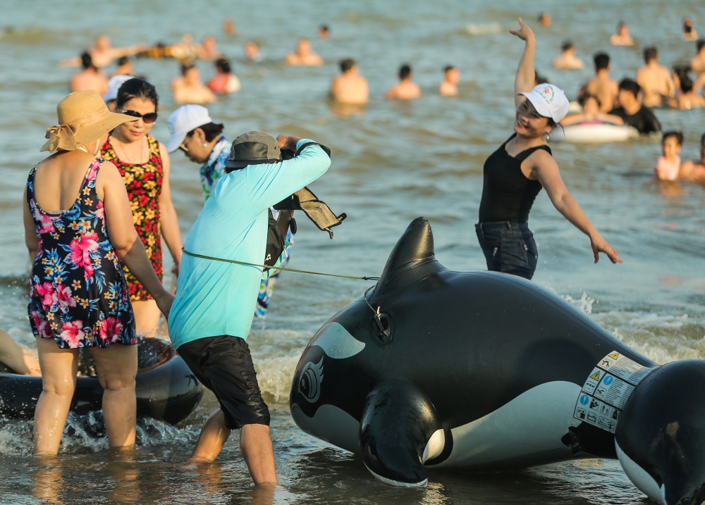 Thanh Hoá: Biển người đổ về Sầm Sơn giải nhiệt ngày nắng nóng