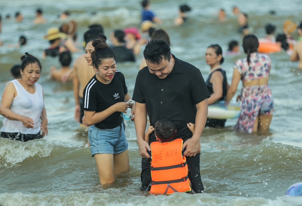 Thanh Hoá: Biển người đổ về Sầm Sơn giải nhiệt ngày nắng nóng