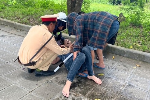 Thanh Hoá: Trung tá Công an hỗ trợ người đàn ông bị co giật trên đường