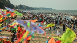 Thanh Hoá: Biển người đổ về Sầm Sơn giải nhiệt ngày nắng nóng