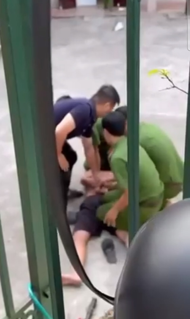 Thanh Hoá: Bắt giữ nam thanh niên cầm hung khí lao vào trụ sở Công an