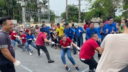 khoac mau ao xanh xoa vung trang doan cai kho bo cai khon