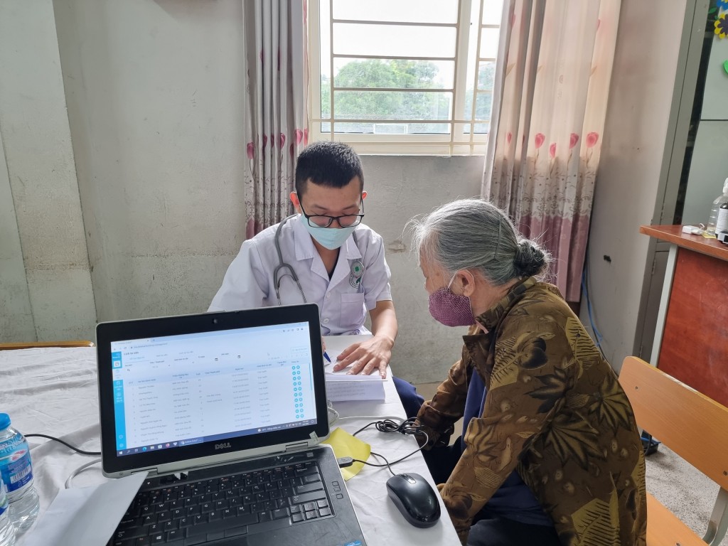 Bác sỹ trẻ Lương Đình Trung, Khoa Cơ xương khớp, bệnh viên Đa khoa Đức Giang tư vấn cho người dân