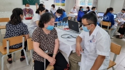Gần 700 người dân quận Long Biên được bác sĩ trẻ khám bệnh miễn phí