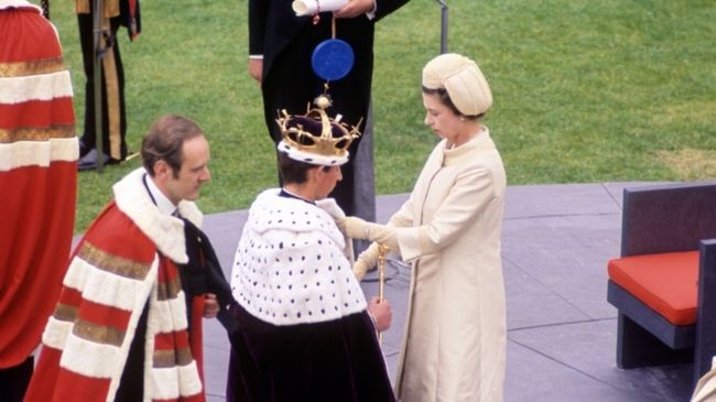 Nữ hoàng Elizabeth II trao vương miện và quyền trượng xứ Wales cho Thái tử Charles tại Lâu đài Caernarfon năm 1969 (Ảnh: PA)