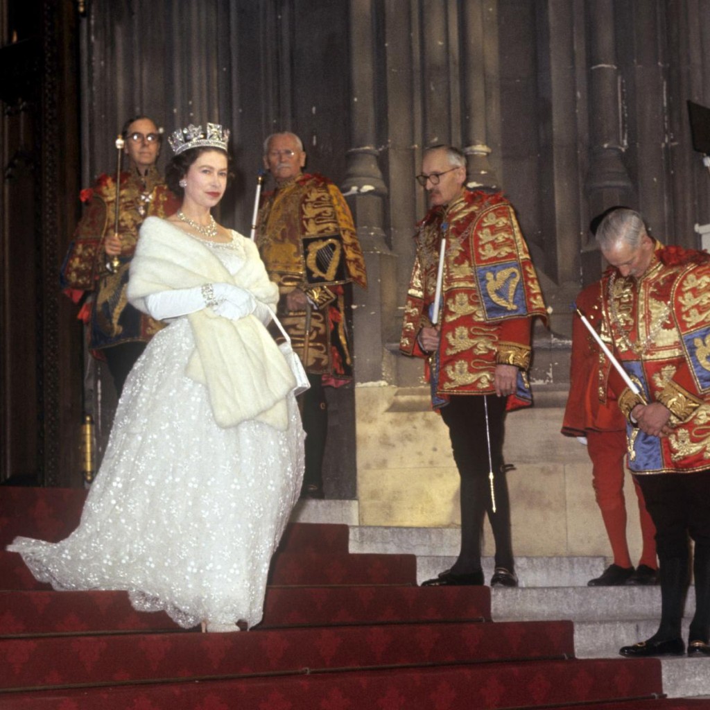 Nữ hoàng Elizabeth II rời đi sau khi Quốc hội Khai mạc Quốc hội năm 1964 (Ảnh: PA)