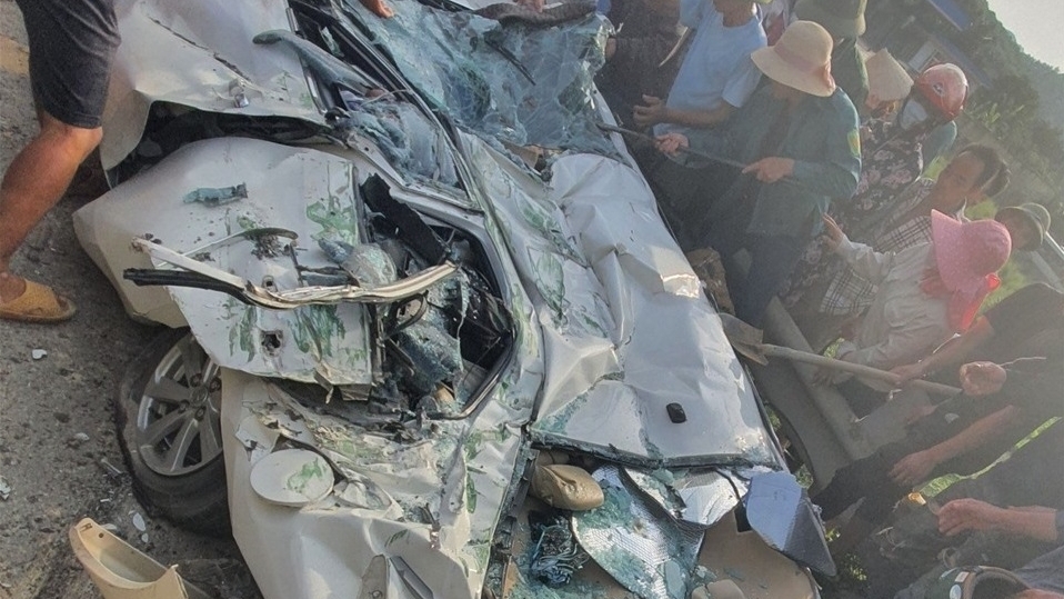 Hòa Bình: Xe “Hổ vồ” chở đất lật đè nát xe con, 3 người tử vong