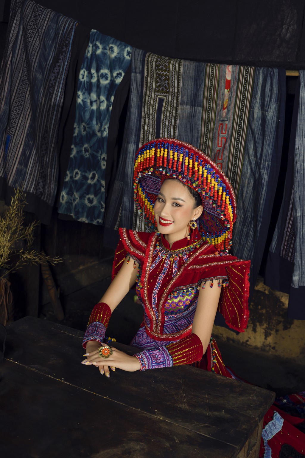 Ấn tượng với trang phục dân tộc dự thi Miss Global 2022 độc đáo của Đoàn Hồng Trang