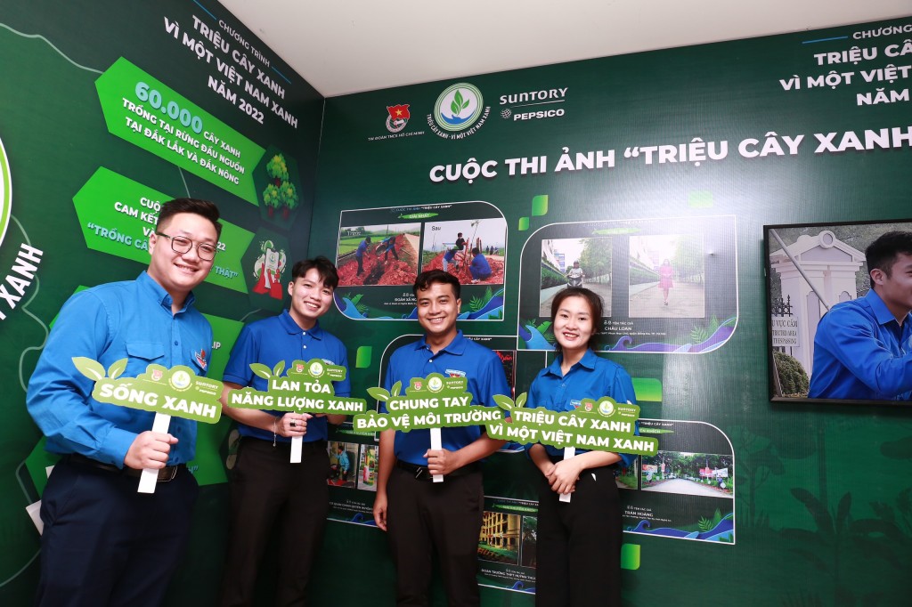 Các bạn thanh niên hưởng ứng chương trình