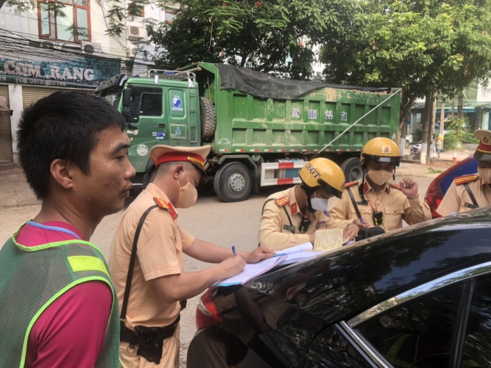Công an TP Bắc Giang siết chặt kiểm soát xe quá khổ, quá tải
