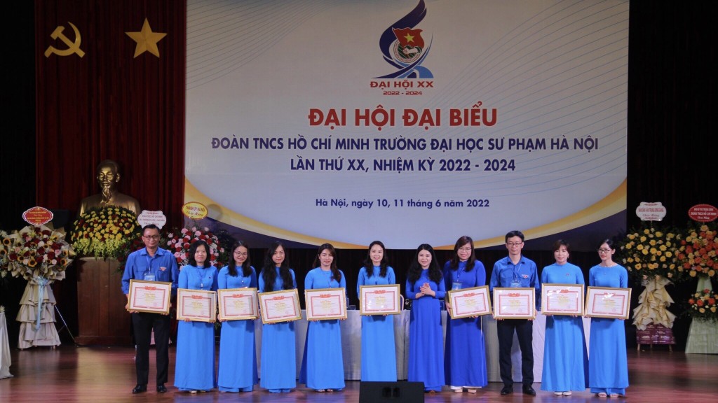 Đồng chí Chu Hồng Minh tặng Bằng khen cho các cá nhân có thành tích xuất sắc trong công tác Đoàn và phong trào thanh niên Đoàn trường Đại học Sư phạm Hà Nội