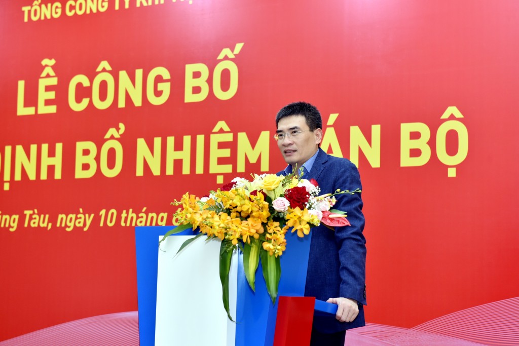 Bí thư Đảng ủy - Chủ tịch HĐQT PV GAS Dương Mạnh Sơn chúc mừng và giao nhiệm vụ cho 2 cán bộ lãnh đạo KĐN và DVK